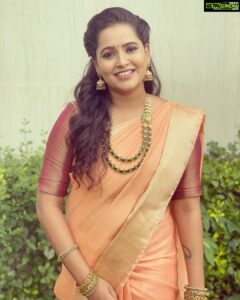 Jacqueline Fernandas Instagram - 🍂🍂
Saree : @drape.moda 
Jewels: @new_ideas_fashions