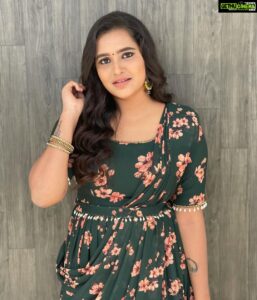 Jacqueline Fernandas Instagram - Single ponnunga show 🤎
Dress : @adhiktha_by_sn 
#vijaytelevision #happiness