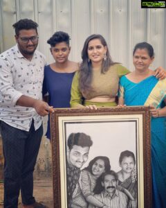 Jacqueline Fernandas Instagram - This is a very special photo of mine … my cute little family .. 🤍💙💚🧡
My mom , she has been a father and my mom for past 25 years and my strength 🧡
My brother, he has been the Ambala of our family , little father 🤍
Sha , she has been a support system and shares my father duty of my mom now 💙

So happy Father’s Day my father’s of my life 🖤