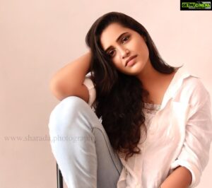 Jacqueline Fernandas Instagram - 🌸
Photography @sharada.shivaji