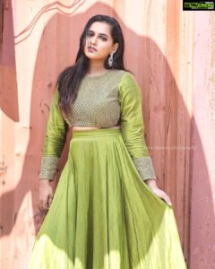 Jacqueline Fernandas Instagram - Love and high vibes 🧚🏻‍♀️
Shot by @sharada.shivaji 🌸
#morattusingle #happy #vijaytelevision