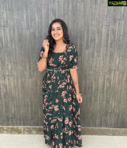 Jacqueline Fernandas Instagram - Single ponnunga show 🤎
Dress : @adhiktha_by_sn 
#vijaytelevision #happiness