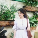 Kangana Ranaut Instagram - #KanganaRanaut looks fresh as a daisy in a classic white ensemble as she arrives for the dubbing of #MentalHaiKya . . Video by @viralbhayani
