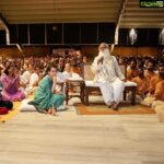 Kangana Ranaut Instagram - A special screening of #Manikarnika at the Isha Yoga Centre in Coimbatore. The crowd was cheering, clapping and whistling almost throughout the movie. A memorable screening indeed! #KanganaRanaut #Sadhguru #IshaFoundation Isha Yoga Center