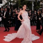 Kangana Ranaut Instagram - On the carpet 👄👄 . . . . Gown: @michael5inco Jewels: @chopard Hair: @alipirzadeh Makeup: @anilc68 styling: @stylebyami @shnoy09 @mala_agnani Photo: @frozenpixelstudios Project: @pankhurifetch . . #KanganaAtCannes #LiveVictoriously #Greygooselife #Queenatcannes