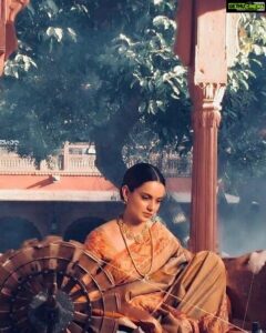 Kangana Ranaut Instagram - Today is #NationalHandloomDay. Let's promote handloom, handmade, artisanal, and everything our nation should be proud of. When you choose handloom you choose weavers who are struggling for their survival, you choose to be #vocalforlocal, you choose mother earth, and love for every single being on this planet. #vocalforhandloom #savetheweave
