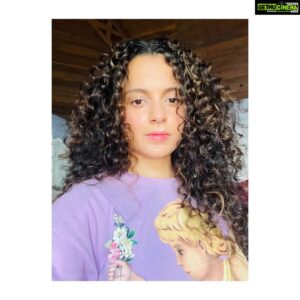 Kangana Ranaut Instagram - Dear friends today is a very special day, resuming work after 7 months, travelling to southern India for my most ambitious bilingual project #thalaivi, need your blessings in these testing times of a pandemic.
P.S just clicked these morning selfies hope you all like them ❤️