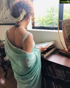 Kangana Ranaut Instagram - Today is #NationalHandloomDay. Let's promote handloom, handmade, artisanal, and everything our nation should be proud of. When you choose handloom you choose weavers who are struggling for their survival, you choose to be #vocalforlocal, you choose mother earth, and love for every single being on this planet. #vocalforhandloom #savetheweave
