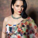 Kangana Ranaut Instagram - LIT Bigg Boss via surreal brightness from Kangana's vintage rose saree! #Panga #BiggBossPromotions . . . . . . Outfit : @houseofmasaba Masabaxrhea Necklace: @amrapalijewels Shoes : @maisonvalentino Styling : @stylebyami @tanyamehta27 Hair : @hairbyhaseena Make up : @loveleen_makeupandhair Photography: @kvinayak11