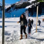 Kangana Ranaut Instagram - Ice ice baby. Kangana Ranaut and fam enjoy a day out in the snow. 😍⛄❄️