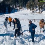 Kangana Ranaut Instagram - Ice ice baby. Kangana Ranaut and fam enjoy a day out in the snow. 😍⛄❄️