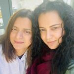 Kangana Ranaut Instagram - It's a fun and frolic day for the Ranauts. The family got together for a delicious lunch at Kangana's Bua Ji's house in Manali. Here are a few pictures from the gathering. . . . . . #KanganaRanaut #FamilyTime Manali, Himachal Pradesh