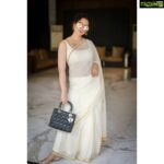 Kangana Ranaut Instagram - A lighter-than-air malmal sari with minimal gold boders is a perfect base for a neo-Indian look. Paired flawlessly with a Lady dior bag and statement sunnies. One needs to note here that #Kangana is truly the pioneer of the sari-can-be-worn-anywhere movement, and this look is yet another example of that. 💃 . . . *Courtesy* Photo: @_sanu313_ . . *Wardrobe* Sari - @suta_bombay Jewelery: Antique Gold Earrings Shoes - @fizzygoblet Bag - @dior