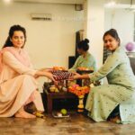 Kangana Ranaut Instagram - Kangana Ranaut and Gayathri Raguramm clicked during the #Vijayadasami Pooja, a festival considered very auspicious for dancers. Gayathri Akka gifted her a beautiful pair of ghungroos which overwhelmed her with joy. 🙏 . . . . . . . . . . #happydussehra #happydusshera2019 #dusshera #dusshera2019 #vijaydashmi #thalaivi #jayalalitha