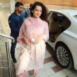 Kangana Ranaut Instagram - A breezy day calls for breezy moves! 💃 #KanganaRanaut looking fresh as a lily, spotted entering the Bharatnatyam class. #Thalaivi #Jayalalitha #Bharatyam