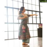 Kangana Ranaut Instagram - Prepping to perfection, #KanganaRanaut during Bharatnatyam practice this morning for Jayalalithaa's Biopic, #Thalaivi! 💃💃 . . . . . PC: @_sanu313_