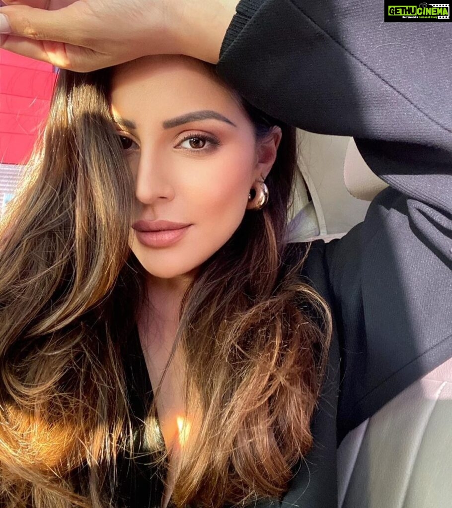 Actress Karishma Kotak Instagram Photos and Posts June 2021 - Gethu Cinema