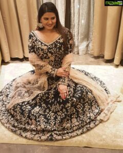 Kratika Sengar Instagram - A fantastic Diwali celebration with family. Styledby: @stylebysugandhasood 😘❤️ Outfitby: @kalkifashion ❤️ Jewelleryby: @the_jewel_gallery Assistedby: @Jangidpooja1998 Pic cr 📷: @shivranjani_seth 😘😘😘😘