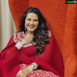 Kratika Sengar Instagram - It's time to just be happy.
Step into who you are meant to be, your meant for greater things.
.
.
Handcuff by @kanika_rana_fine_jewellery ❤️
Pic credit @nikitindheer 😜😘
