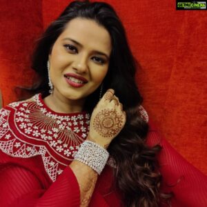 Kratika Sengar Instagram - It's time to just be happy.
Step into who you are meant to be, your meant for greater things.
.
.
Handcuff by @kanika_rana_fine_jewellery ❤️
Pic credit @nikitindheer 😜😘