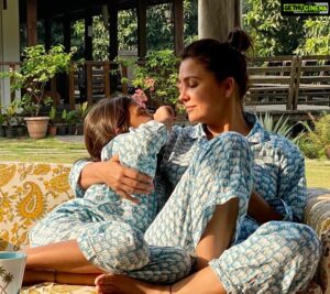 Lara Dutta Instagram - A small breather between a few hectic weeks of work!! Time to unwind and activate my KOO account! 😉. See you there!!!