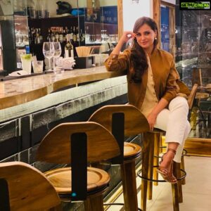 Lara Dutta Instagram - Your never too old to flirt at the bar!! 😉. @salttkarjat providing the perfect respite in between a hectic schedule! 🥰. Gorgeous ambience and great food!! So worth the trip!! @vinaahuja @aaliyahuja