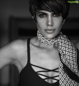 Mandira Bedi Instagram - Morning!!
#maketodaycount ❤️🤟🏽
.
.
.
📸 @rafique_sayed