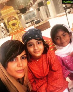 Mandira Bedi Instagram - A visit to the #Gurudwara can lift your spirits this festive season. 🙏🏽#HappyDiwali to all of you from me and mine .. ❤️❣️🪔🧿
