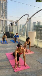 Mandira Bedi Instagram - Started my morning doing a set of #sunsalutations on top of the world 🥰 at the #aerbar .. and I know it’s going to be a #lovelyday 💛
.
@atmantan
@fsmumbai
#UrbanWellnessClinic
