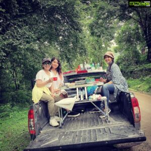 Manisha Koirala Instagram - When one is blessed with kind and loving souls, joy of living is doubled..A picnic on a back of a pickup truck .. Celebrating friend’s  daughters birthday 🎂 #nature #picnic #birthday #friendship #lifeisbeautiful #ktm #godavari
