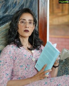 Manisha Koirala Instagram - We did various look tests for Diana Rustam Irani .. getting the right look is essential as one wants to be authentic in various roles.. body language, diction comes right after..the joy of bringing life to writer’s  and director’s imagination is something else.. specially when it’s so beautiful written role! I have enjoyed playing this part , hopefully audience loves it too.. thank you @neerajudhwani @misschamko for creating this character 😄👍💕 #maska @netflix_in  #comingsoon
H&M by @rashmishastri