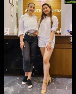 Manisha Koirala Instagram - With my pretty n superb dermatologist @shrujana in #absoluteasthetics