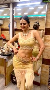 Meenakshi Dixit Instagram - Some vanity moments & memories! while shooting for #bangarraju in #ramojifilmcity ❤️

#reelsinstagram #reels #meenakshidixit #filmset #telugufilm #shooting #vanity #vanitymirror