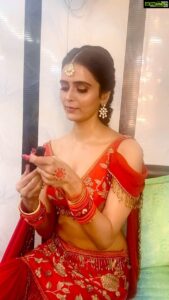 Meenakshi Dixit Instagram - I have my ways to manage my nervousness before the shot ❤️
#blockbusterbangarraju 

#bangarraju #nagarjunaakkineni #nagarjuna #blockbuster #telugucinema #ramyakrishnan #nagachaitanya #meenakshidixit #instagood #reelsinstagram #reelitfeelit