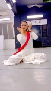 Meenakshi Dixit Instagram - Afreen in making❤️
Learning to emote this beautiful song! basically with expressions, with minimal movements. 
From my kathak guruji @rajendrachaturvedi 

#afreenafreen #hindisongs #expression #emotions #instagood #reels #reelsinstagram #reelitfeelit #dance #indiandance #kathak