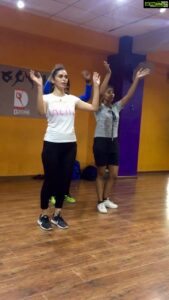 Meenakshi Dixit Instagram - Fevicol se ☺️🎶💃
And that was so much funn 😀

#fevicolse #salmankhan #kareenakapoor #fun #dance #reelsinstagram #reels #reelitfeelit #meenakshidixit #hindisongs