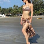 Mouni Roy Instagram - Beach day • • • 📸 @aashkagoradia