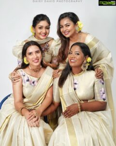 Mrudula Murali Instagram - We decided to deck up and pose to welcome Onam! 😉

You can get these saree blouse combo done at @thaiyalpura 

Outift @thaiyalpura 
Jewellery @pureallure.in 
Photos @_daisydavid_ @daisydavidphotography 
MUA @ashif_marakkar 
Styled by @seethal_prince 
Studio floor @maxxocreative