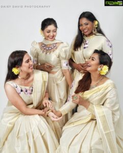 Mrudula Murali Instagram - We decided to deck up and pose to welcome Onam! 😉

You can get these saree blouse combo done at @thaiyalpura 

Outift @thaiyalpura 
Jewellery @pureallure.in 
Photos @_daisydavid_ @daisydavidphotography 
MUA @ashif_marakkar 
Styled by @seethal_prince 
Studio floor @maxxocreative