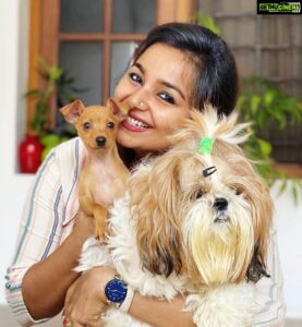 Mrudula Murali Instagram - Happily turned a year younger today! 😉
Here’s Sheeshoo and Kaadhu with me thanking all of you who took time to wish me through posts, DMs, messages and calls.
I Will definitely reply to each one of you.
Much love♥️
#birthday #sheeshoo #kaadhu
