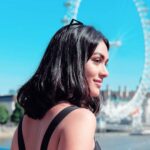 Mrunal Thakur Instagram - 🎡🎡🎡 Purani tasveer Purani yaadein Aur ..... Woh mausum 🍁🍁🍁🎯 . . . . . . #traveltheglobe #travelgram #travel #traveller #aroundtheworld #london #londoneye #beauty #Instagood #instanature #instatravel #breeze #unitedkingdom #uk #misslondon #throwback