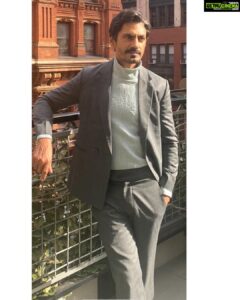 Nawazuddin Siddiqui Instagram - The Sun rises in the East and sets in the West...
Do whatever you want to, but be the BEST 👍