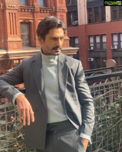 Nawazuddin Siddiqui Instagram - The Sun rises in the East and sets in the West...
Do whatever you want to, but be the BEST 👍