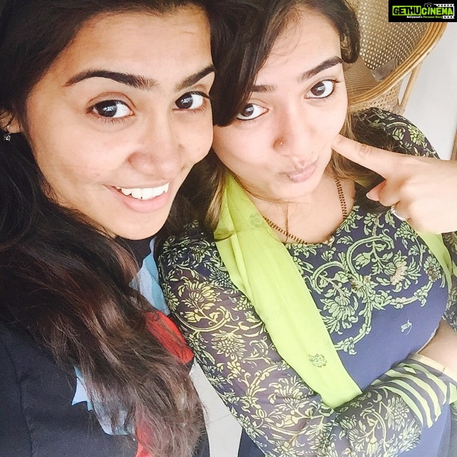 24 Perfect Friends Poses You Must Try With Your BFF's This Friendship Day -  Bewakoof Blog