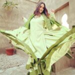 Neha Dhupia Instagram - Nache munde da 💃…. Nache kudi di … 💃 It was the most fun #mehendi … moments before we coloured our palms and danced the night away to the dhol.. yes there was a shoe change half way thru 😜… #ootd @punitbalanaofficial @karishma.joolry … styled by @aasthasharma @iammanisha @wardrobist #mereyaarkishaadi … @katrinakaif @vickykaushal09 we love you with all our heart ❤️…