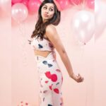 Nikki Galrani Instagram – When Life gives you #Mondays ,
Blow up a Balloon , add some Glitter, get Goofy & Shine all day 🤓💖✨ #MondayPinks
@prachuprashanth x @vurvesalon @danam_mua