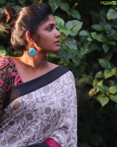 Niranjani Ahathian Instagram - Throwback 
My first ever photoshoot for my boutique MANJAL. When I never wanted to be in front of the camera, vardha puyal had other plans. It Ruined my whole shoot that I planned with someone  and put me infront of the camera saying.. 
hey you
No choice.. 
you do this NOW. 
That’s how These pics happend and 
They r the reason I get to be thenmozhi in KKK(kannum kannum kollaiadithal)
sweet memories to cherish ❤️❤️
P.S without makeup🙈