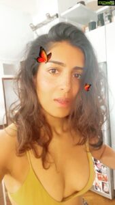 Pallavi Sharda Instagram - Lawyer? Fluent in French? Kinda known actor? 
‘Nahhhi - girl can make khichadi!’

Ps - there’s a bug on my face. 

#bigflex