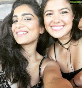 Pallavi Sharda Instagram - Look, SOMETIMES we take a good photo. 

Still high on familia vibes after an epic home cooked meal by @samosastories. The #WeddingSeason familia brings me such joy… the bond created through the act of creation is always next level. For those who weren’t there… you were so immensely missed… the cast and crew still in Canada and other parts of the USA.

I feel so grateful to be able to share in community and laughter right now. I realise how lucky this is and will never again take it for granted. 

…And yes, that’s Ray from Schitt’s creek with his eyes closed ya’ll!
(Don’t kill me Riz!)