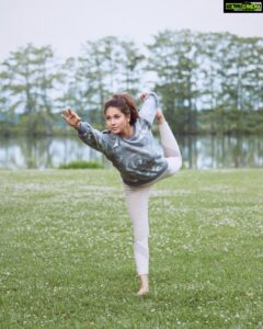 Panchi Bora Instagram - Yoga means addition - addition of energy strength and beauty to mind body and soul 🧘🏻‍♀️

Photographer @sarahoden_ 
Styling & make up @kakki_jones